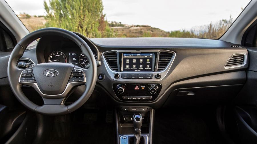 Торпедо Hyundai Accent 2017 года  (NA) (фото 24 из 63)